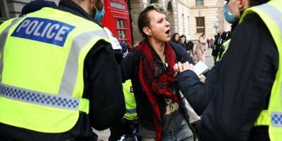 Полиция Лондона задержала более 60 протестующих против локдауна