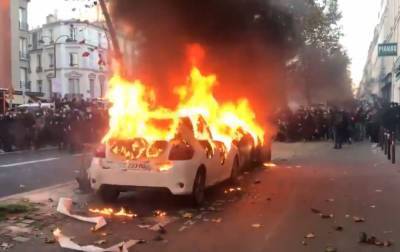 В Париже на акции против полиции начались беспорядки