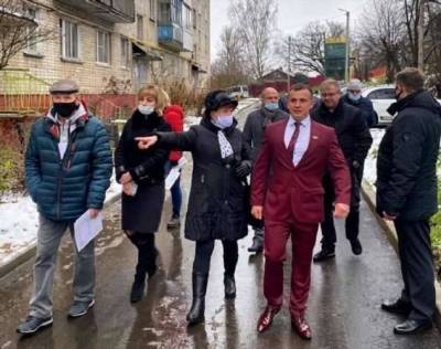Смоленский депутат прогулялся по городу в малиновом костюме и стал мемом (5 фото + 1 видео)