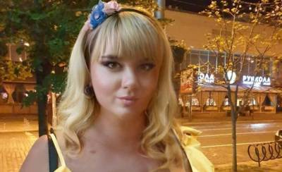 Украинка с 13-м размером бюста еле вместила всю свою красоту в "золотом" декольте: "Действительно притягательны"