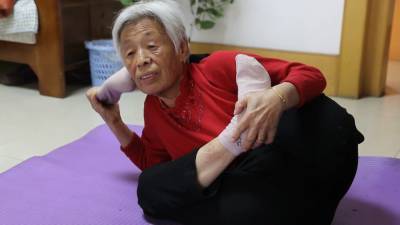 82-летняя бабуля из Китая занялась йогой и поражает своей гибкостью.