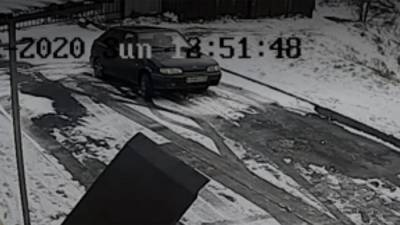 В Петрозаводске двое мужчин украли крышку люка и провалились в него