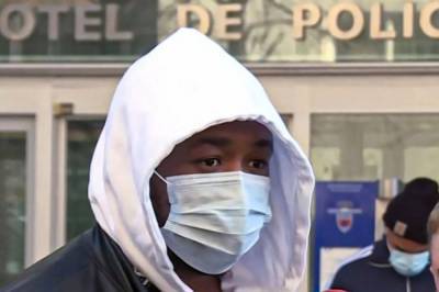 Французские копы сильно избили темнокожего продюсера, который шел по улице без маски: видео