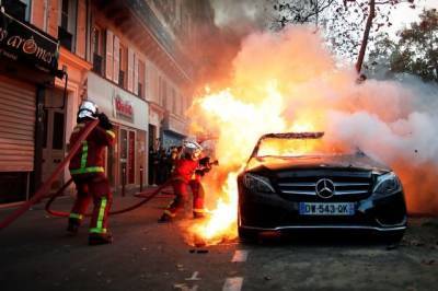 В Париже во время демонстрации начались погромы