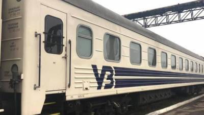 Укрзализныця меняет цвет вагонов пассажирских поездов. ФОТО