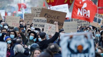 Массовые беспорядки на демонстрации в Париже превратились в побоище — видео