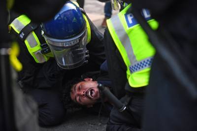 Полиция Лондона задержала более 60 участников протеста против локдауна