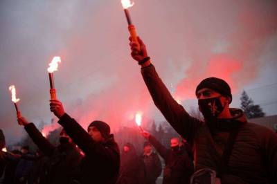 Украинские нацисты забросали дымовыми шашками посольство России