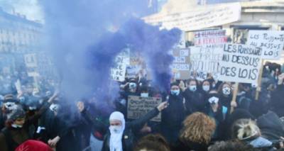Активисты подожгли киоск, полиция применила газ: акция в Париже переросла в погромы