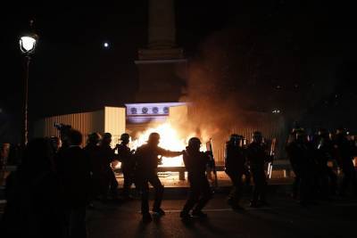 Девять человек задержали во время беспорядков на протестной акции в Париже