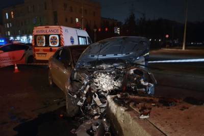 В Харькове девушки на Audi влетели на скорости в островок безопасности, одна погибла: видео момента ДТП