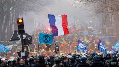 В Париже на акциях протеста пострадали почти 40 правоохранителей