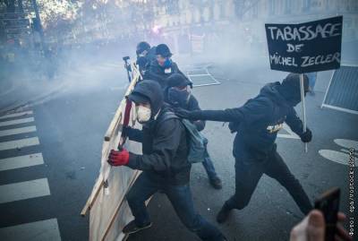 Парижская полиция применила слезоточивый газ против протестующих