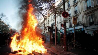 В Париже 37 правоохранителей пострадали в ходе беспорядков — видео