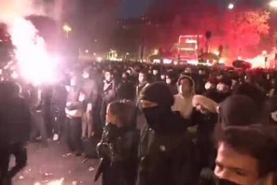 Жесткие столкновения протестующих с полицией в Париже попали на видео