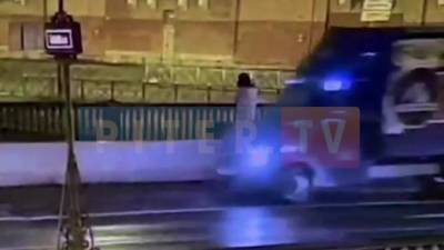 Момент спасения женщины с Борового моста засняли камеры