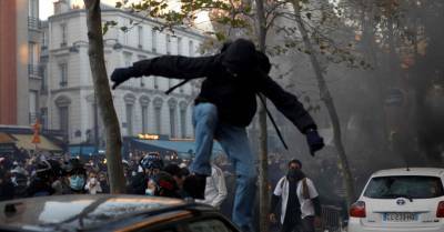 Столкновения на акции протеста в Париже: полиция применила слезоточивый газ