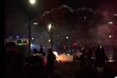 Появилось видео хаоса в Париже: Взрывы и нападения на полицию