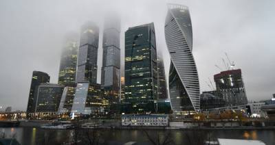 Москвичей предупредили о сильном тумане и гололедице до утра воскресенья