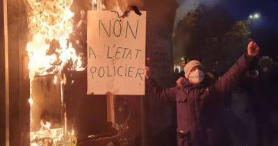 В Париже протестующие подожгли здание Банка Франции (видео)