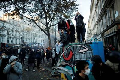 В ходе протестов во Франции пострадали десятки полицейских