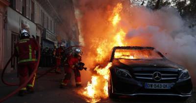Жгут авто и стреляют в полицейских из фейерверков: в Париже акция протеста переросла в массовые беспорядки (6 фото)