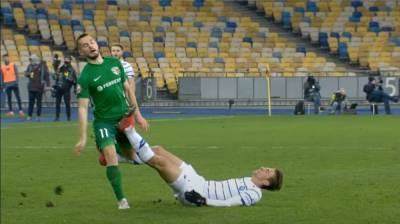Как защитник "Динамо" Забарный грубо сыграл против Степанюка и получил прямую красную карточку