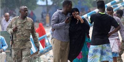 Смертник взорвал бомбу в кафе в столице Сомали после визита главы Минобороны США, есть погибшие