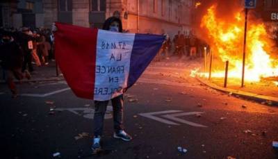 В Париже протесты против запрета публикаций фото полицейских переросли в ожесточенные столкновения (ФОТО, ВИДЕО)