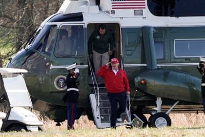 Трамп с сыновьями прибыл на вертолете поиграть в гольф