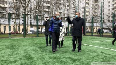 Беглов осмотрел строительство двух футбольных полей на Парашютной улице