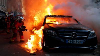 Парижские силовики применили слезоточивый газ и водометы против массовых акций