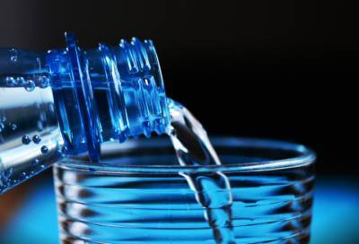 Эксперт рассказала, какая бутилированная вода точно безопасна