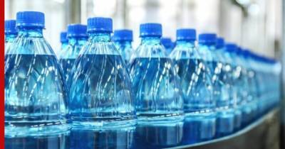 Эксперт предупредила об опасности отравления бутилированной водой