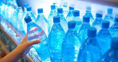 Эксперт раскрыл способы распознать опасную воду в бутылках