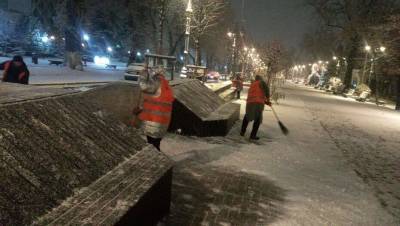 В Алматы по улицам рассыпали 3485 тонн противогололёдных материалов - informburo.kz - Алма-Ата