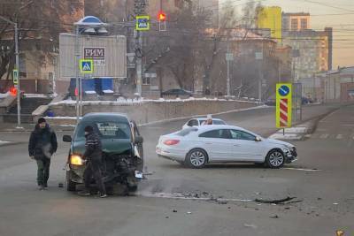 Женщине после ДТП с тремя машинами в Новосибирске понадобилась помощь медиков