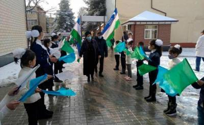 В Узбекистане уволили директора школы и его зама, которые заставили детей стоять на морозе