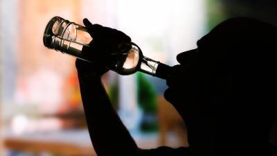 Нарколог назвал различия между мужским и женским алкоголизмом