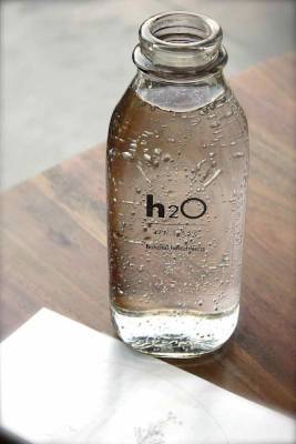 В Роскачестве рассказали как опознать опасную воду в бутылках