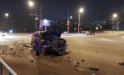 В ночном ДТП в Тюмени пострадала пассажирка такси