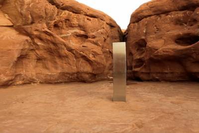 Обнаруженный в пустыне загадочный металлический монумент так же загадочно исчез