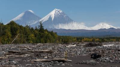 Вулкан Ключевской выбросил столб пепла на высоту 6 тыс. метров на Камчатке