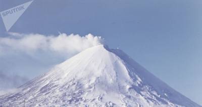 Извержение вулкана на Камчатке: Ключевской выбросил столб пепла на высоту 6 км