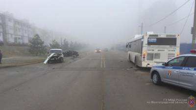 Столб рухнул на автобус в Волгограде, пострадали два человека