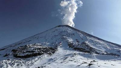 На Камчатке вулкан Ключевской выбросил столб пепла высотой 6 километров
