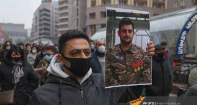 "Просим вмешаться": в Ереване представители интеллигенции устроили шествие к посольству РФ