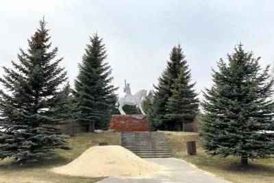 В Тульской области подсветили памятник конникам Белова