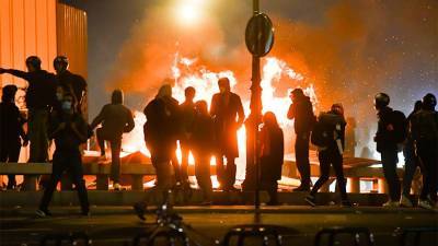 Более 60 полицейских пострадали в ходе беспорядков во Франции