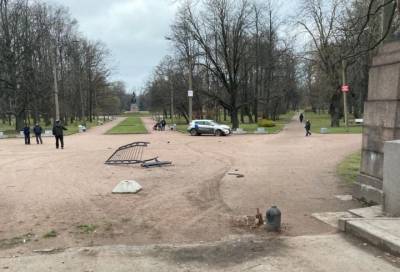 Водитель каршеринга снес забор в парке «Екатерингоф»